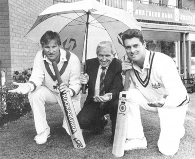 Captains Steven Warke and Dean Hodgson shelter from the rain (©Clarence Hiles)