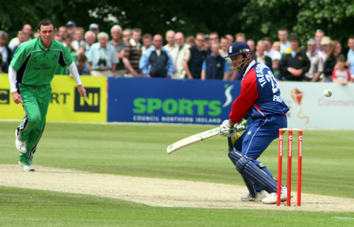 Trescothick plays and misses (©CricketEurope)