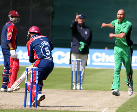 Botha gets Langer (©CricketEurope)