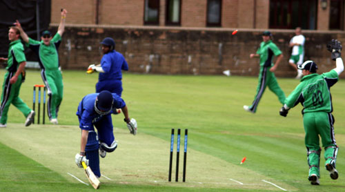 An attempted run out (©CricketEurope)