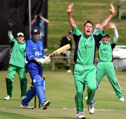 A huge appeal by Langford-Smith (©CricketEurope)