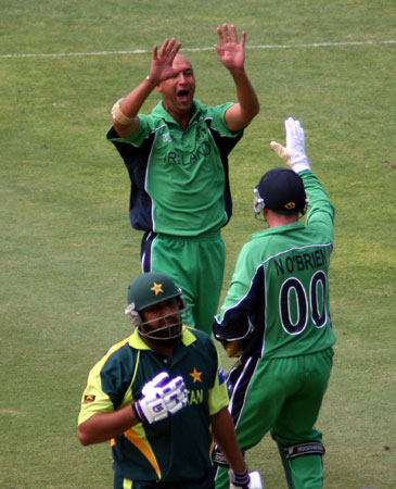 Andre Botha dismisses Inzaman-ul-Haq (©CricketEurope)