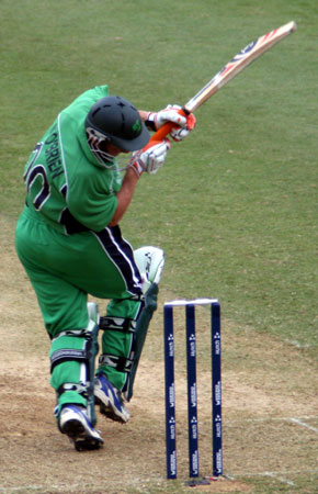 Niall O'Brien hooks (©CricketEurope)