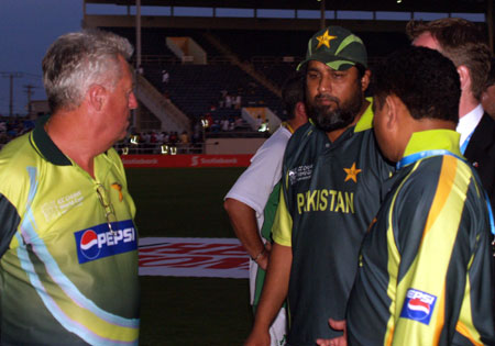 The late Bob Woolmer sympathises with Inzaman-ul-Haq