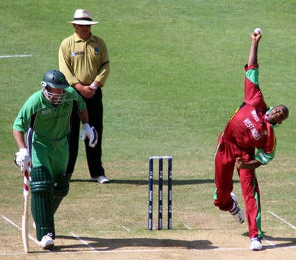 Jerome Taylor bowling (©CricketEurope)