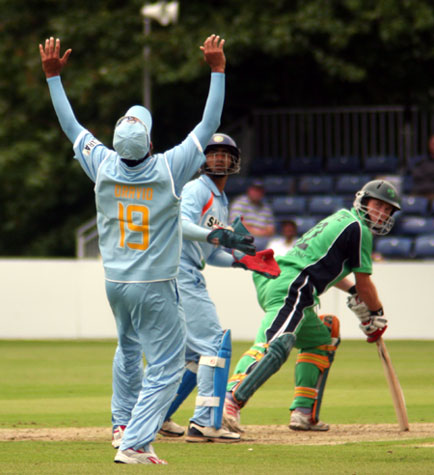 Dravid appeals (©CricketEurope)