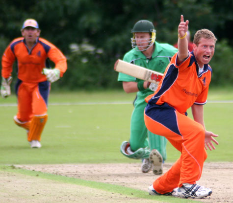Edgar Schiferli appeals for lbw (©CricketEurope)