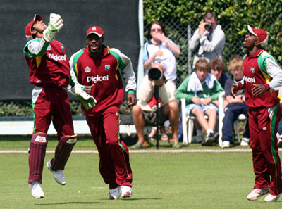 Dinesh Ramdin celebrates catching William Porterfield (©CricketEurope)