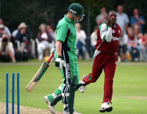Fidel Edwards removes Kevin O'Brien (©CricketEurope)