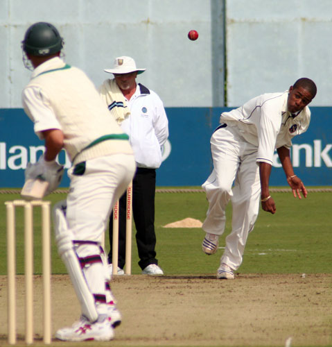 Malachi Jones bowling (©CricketEurope)