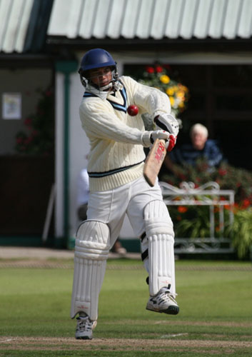 Lionel Cann goes over the infield (©CricketEurope)