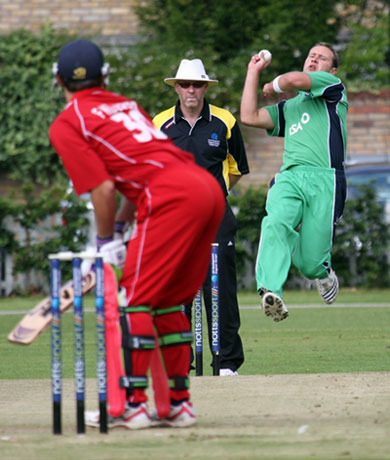 Peter Connell bowling (©CricketEurope)