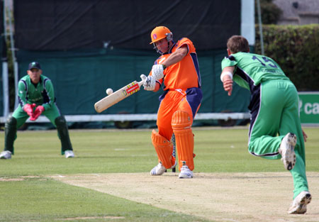 Square cut by Darron Reekers (©CricketEurope)