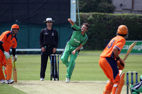 Kyle McCallan bowling (©CricketEurope)