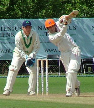 Peter Borren lofts Gary Kidd back over his head for six (©Sander Tholen)
