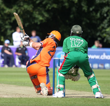 Ten Doeschate puts one over the stands at mid-wicket