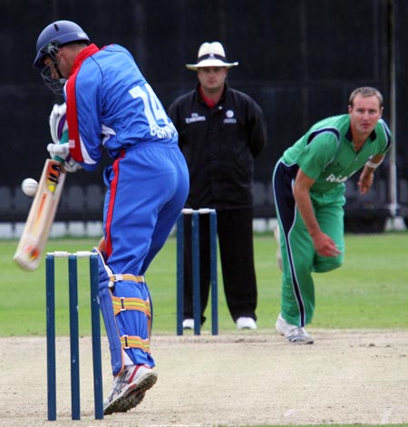 David Hemp edges behind (©CricketEurope)