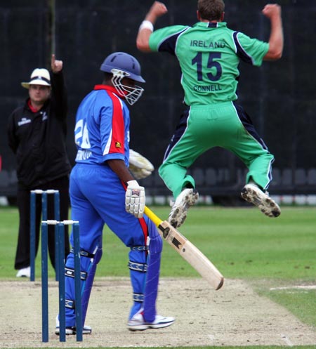 Paul Baldwin signals the end (©CricketEurope)
