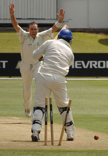 Trent Johnston clean bowls JB Burger (©ICC)