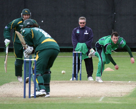 Alex Cusack bowling (©Deryck Vincent)