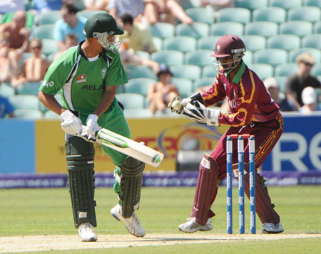 Andre Botha attempts reverse sweep (©CricketEurope)