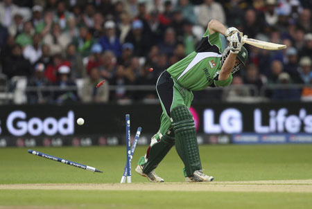 Jeremy Bray is bowled (©ICC)