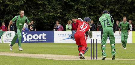 Trent Johnston to Bopara (©Rob O'Connor/CricketEurope)