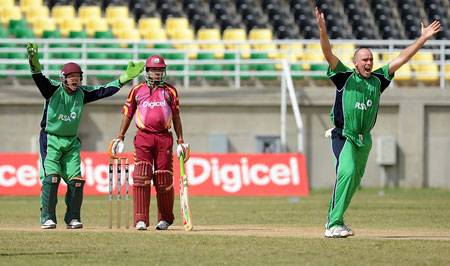 Trent Johnston dismisses Sarwan (©DigicelCricket.com)