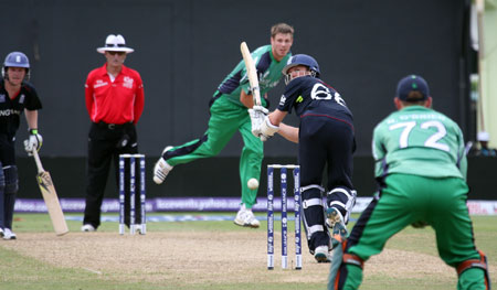 Boyd Rankin bowling to Graeme Swann (©CricketEurope)