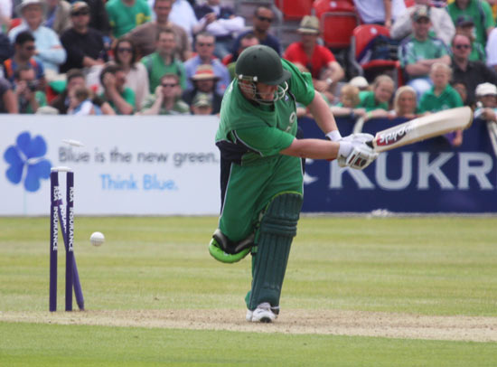 Stirling loses his leg stump (©CricketEurope)
