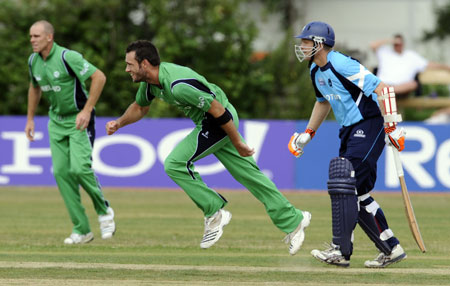 Nigel Jones bowling (©CricketEurope)