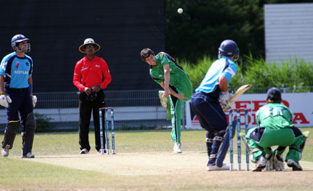 George Dockrell bowling (©CricketEurope)