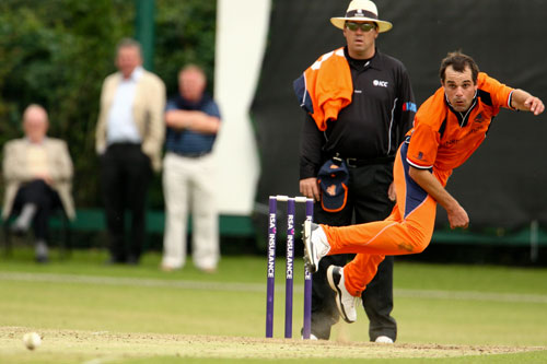 Peter Borren bowling (©Ken Sutton)
