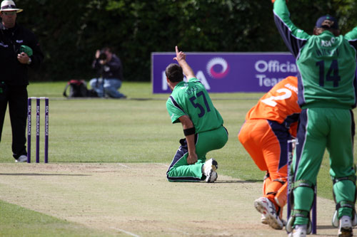 Nigel Jones appeals successfully (©CricketEurope)