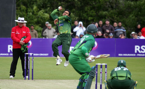 Ajmal leaps into action (©CricketEurope)