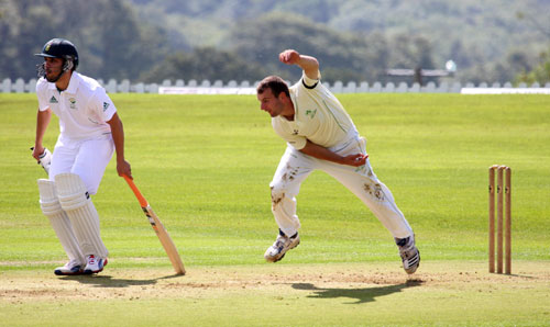 Andy Britton bowling (©CricketEurope)