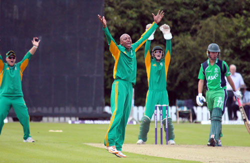 Phangiso traps James Shannon (©CricketEurope)