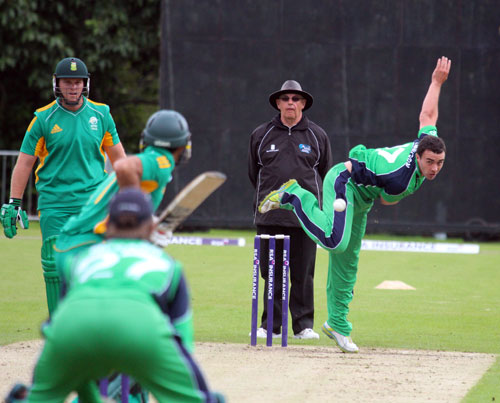 Stuart Thompson bowling (©CricketEurope)