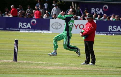 Alex Cusack bowling (©CricketEurope)