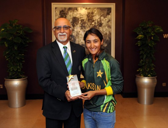 Pakistan's Bismah Maroof receives her Player of the Tournament award from Dev Govindjee of ICC (©Ian Jacobs/ICC)