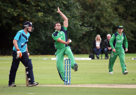 Stuart Thompson bowling (©CricketEurope)