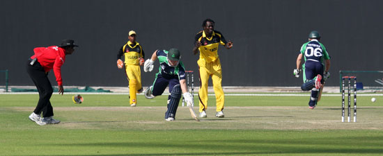Paul Stirling scrambles home (©CricketEurope)