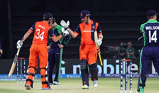 Tom Cooper congratulated by Wesley Barresi (©CricketEurope)