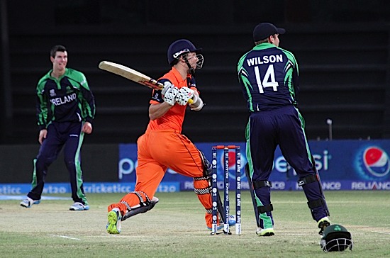 Tom Cooper reverse sweeps (©CricketEurope)