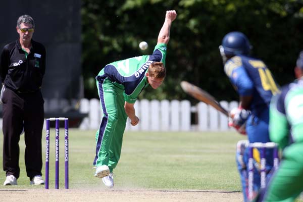 Craig Young bowling (©CricketEurope)