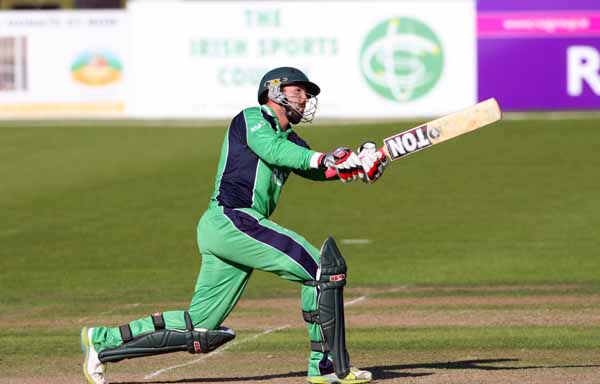 Stuart Thompson boundary (©CricketEurope)