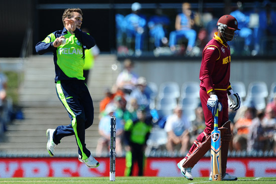 Andrew McBrine bowling (©INPHO/PHOTOSPORT/Chris Syme)