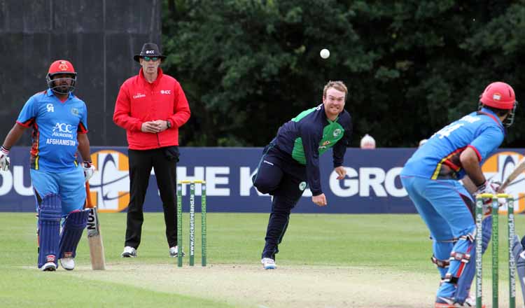 Paul Stirling bowling (©CricketEurope)