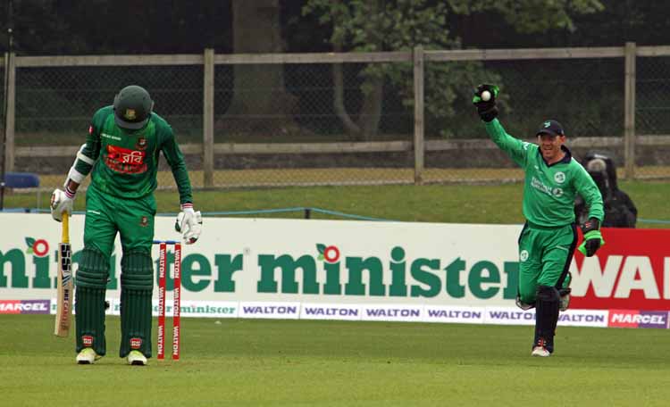 Catch for Niall O'Brien (©CricketEurope)