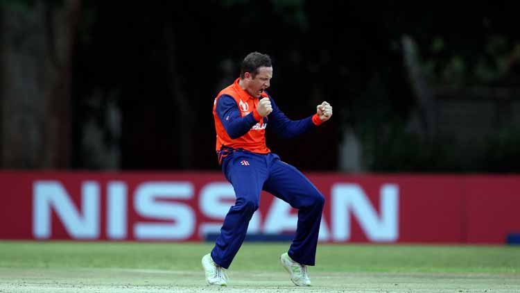 Delighted Roelof van der Merwe took 1 for 32 (©ICC/Getty Images)